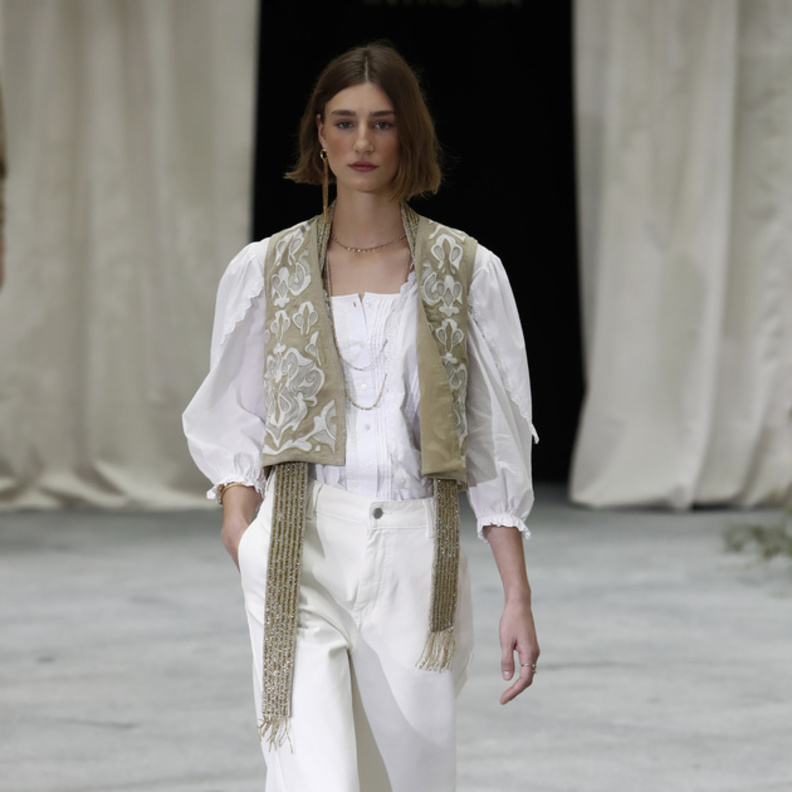 جيليه لافت بتنسيق عصري من Hoss Intropia