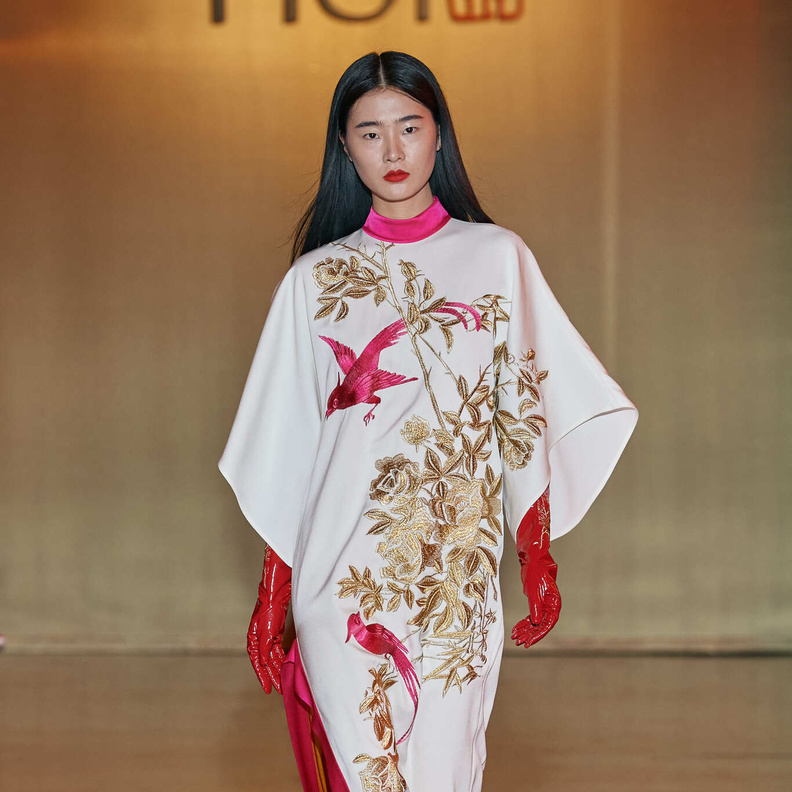 موديلات فساتين عصرية بأسلوب القفطان لإطلالة مريحة في ساعات النهار