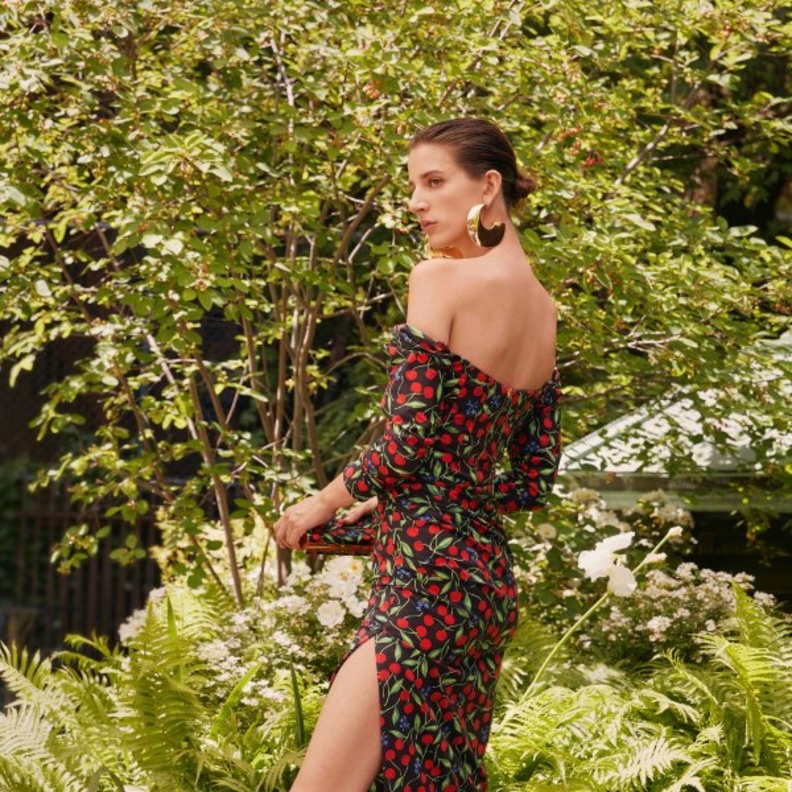 علامة Carolina Herrera تطلق تشكيلة Resort 2023 الجديدة من أزياء السفر والعطلات