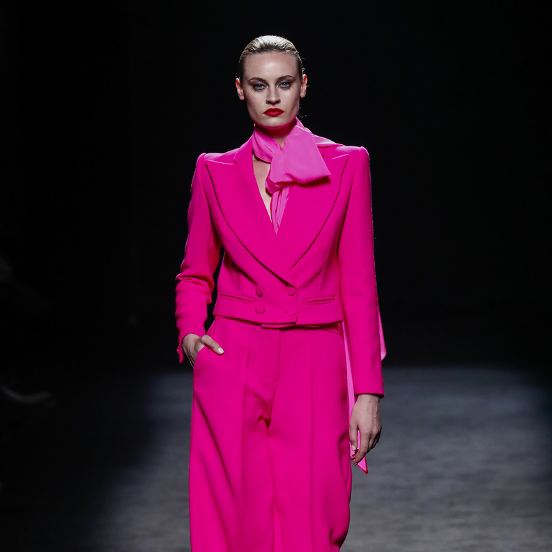 بدلات نسائية باللون الزهري لدعم مريضات سرطان الثدي