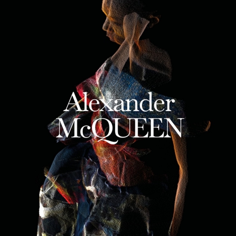 بث مباشر لعرض أزياء Alexander McQueen لربيع صيف 2023