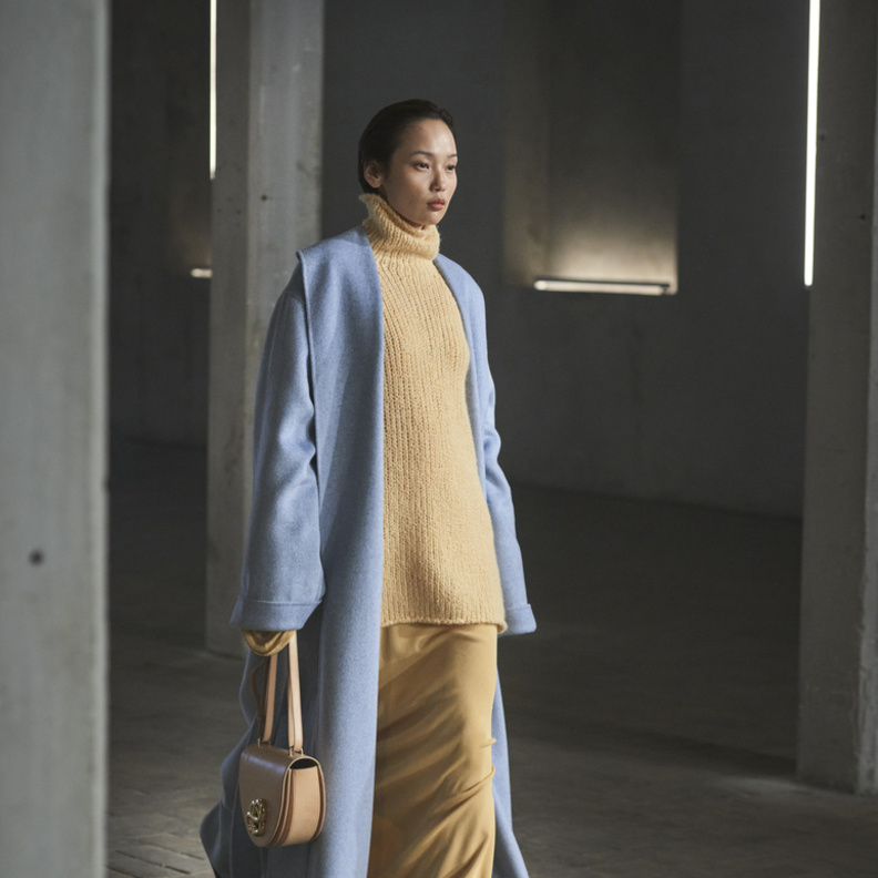 إطلالة باللون الأزرق الداكن من Bouguessa