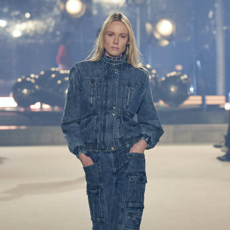 نسقي الجاكيت الجينز في إطلالاتك الخريفية لهذا الموسم للوك عصري على الموضة