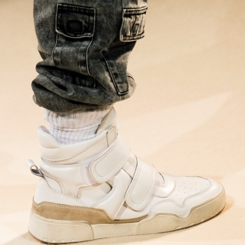 7 علامات أزياء قدّمت الحذاء الرياضي ضمن مجموعاتها لخريف وشتاء 2022 