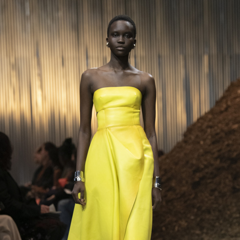 اللّون الأصفر صيحة لافتة لخريف 2022 من ALexander McQueen
