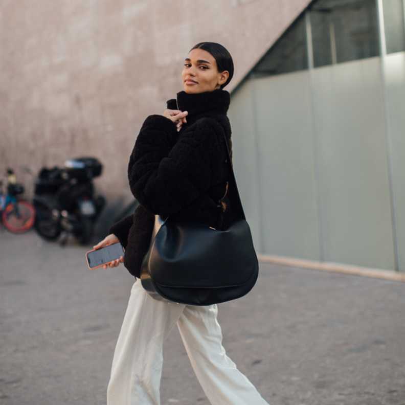 تنسيق السروال الأبيض مع بلوزة باللّون الأسود بأسلوب Street style