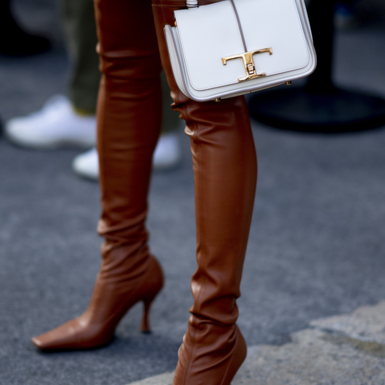 الحقائب البيضاء صيحة خريف 2022-2023 من إطلالات Street style