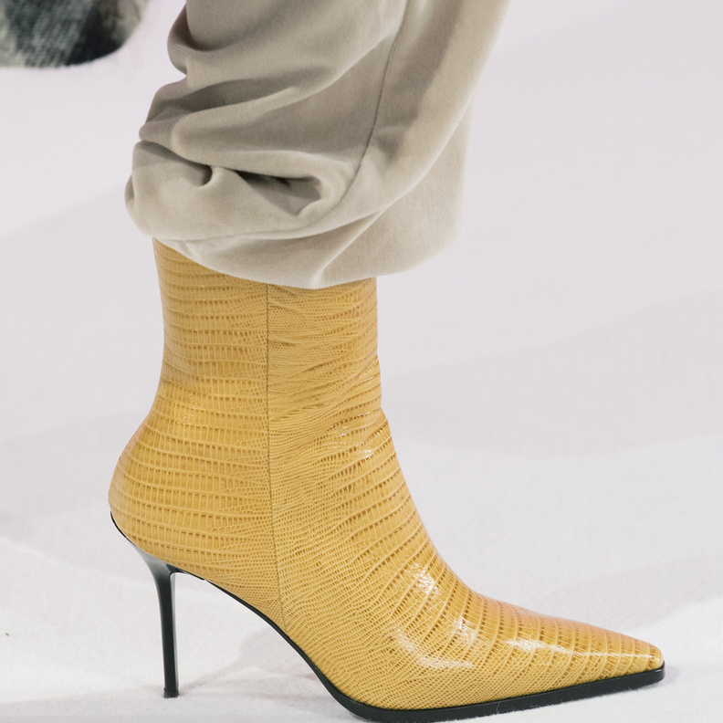 موديلات أحذية عصرية بتدرجات اللون الأصفر لإطلالة ملفتة في ساعات النهار