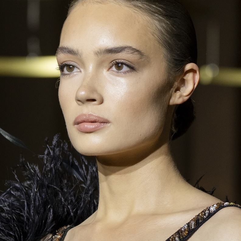 من الشفاه الى العيون ..خطوات رفع الوجه بالمكياج بحيل من خبراء الجمال