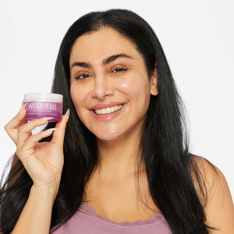 دلّل بشرتك: اخلد إلى النوم بينما تضع ماسك Pillowgasm Cherry Glow Sleep Mask الجديد من Wishful