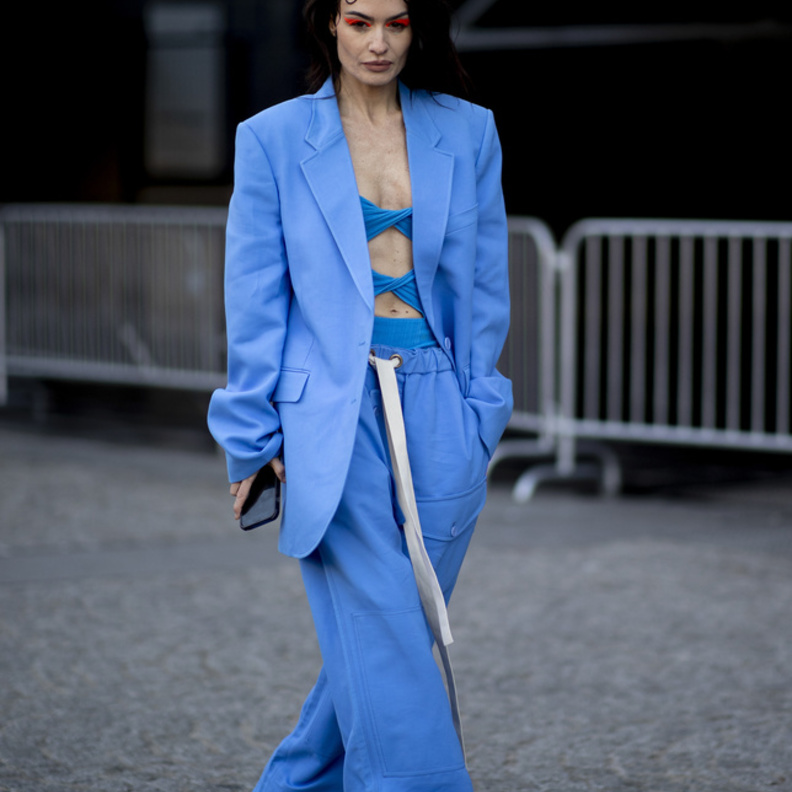 إطلالة لافتة بأسلوب المونوكروم باللّون الأزرق من Street style