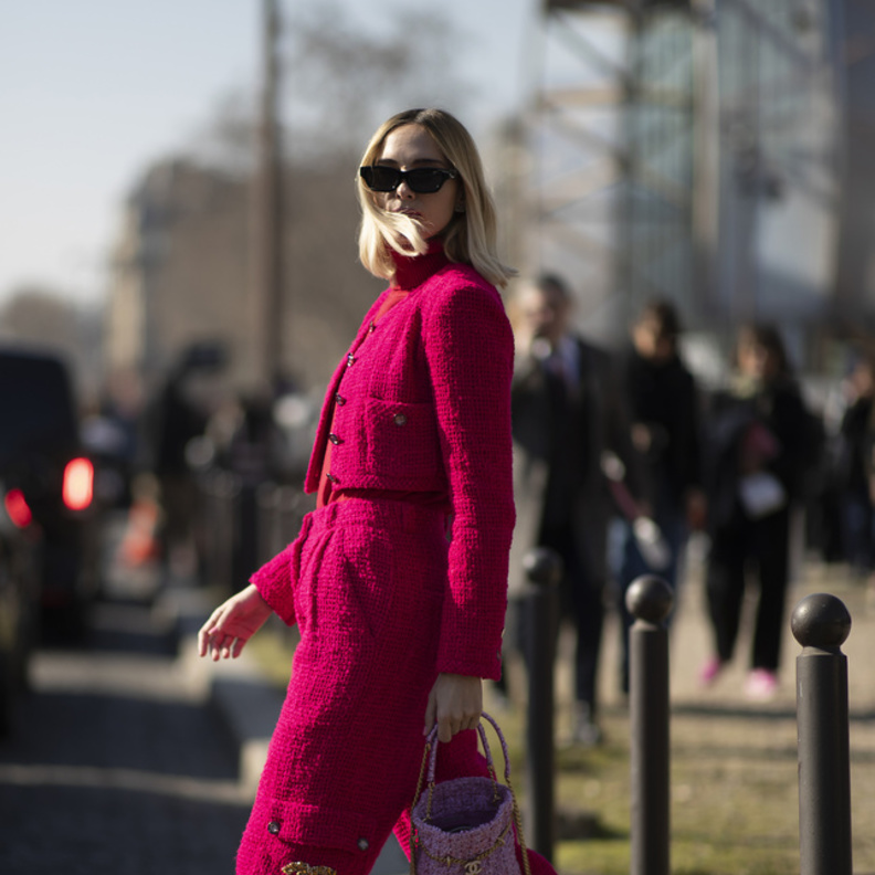 إطلالة لافتة باللّون الوردي بتنسيق لافت بأسلوب Street style