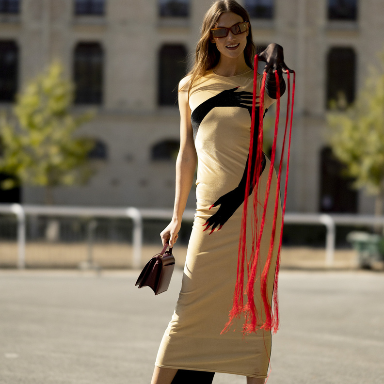 التصاميم العصرية والقصات الكاجوال عنوان أناقة الشارع في أسبوع الموضة في باريس