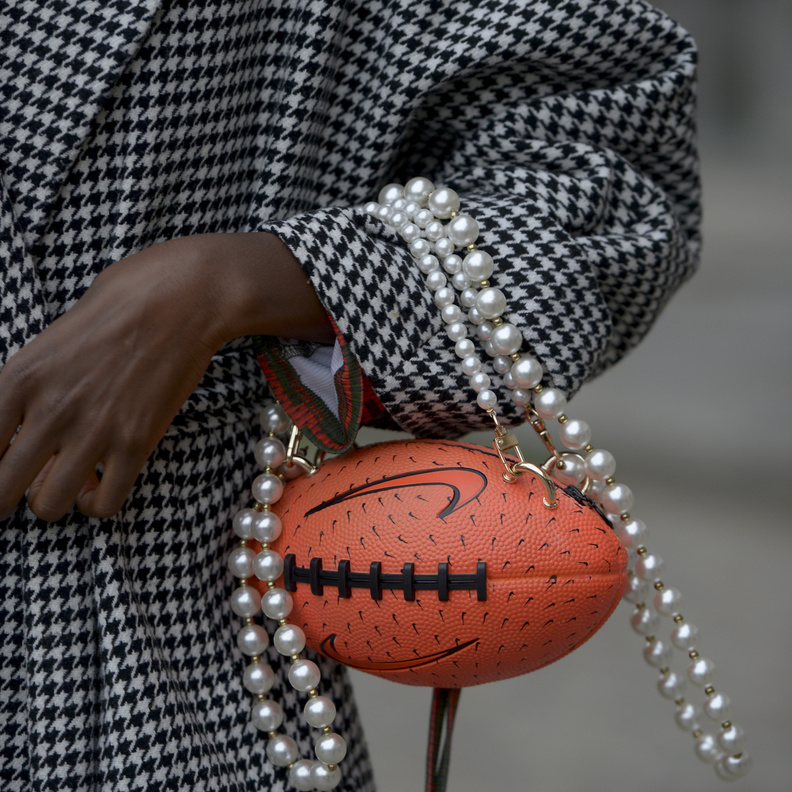 الأكسسوارات العصرية أحدث صيحات الموضة في شوارع باريس 