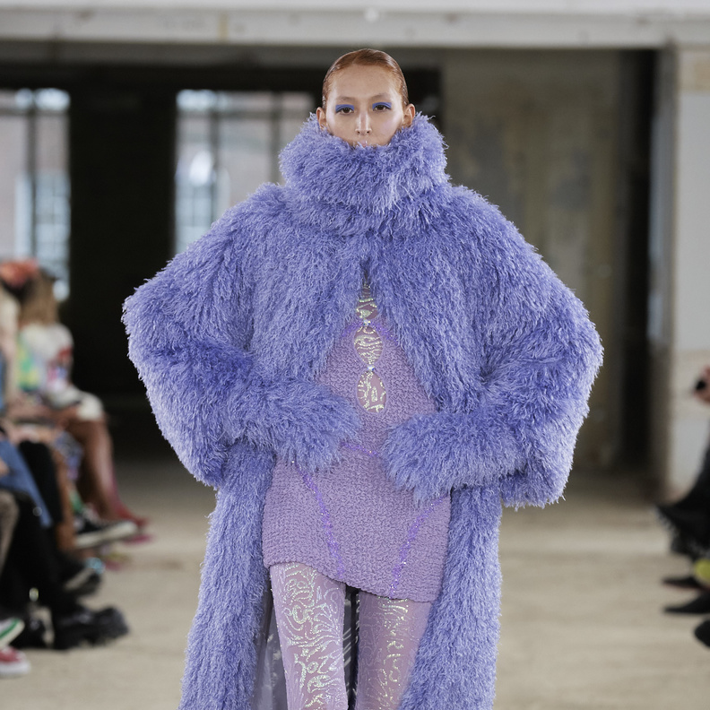 طرق اختيار معاطف الفرو الملونة ـحدث صيحات خريف وشتاء 2022-2023 وكيفية تنسيقها