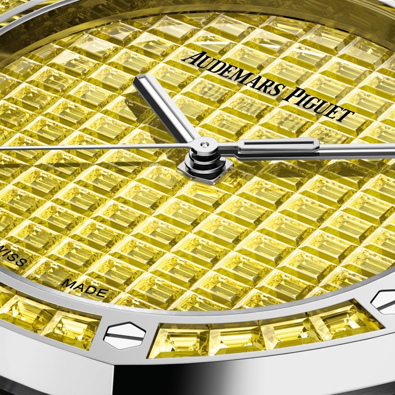 أوديمار بيغه تكشف النقاب عن طقمين من ساعة رويال أوك الأوتوماتيكية يتوهجان بأحجارٍ كريمةٍ