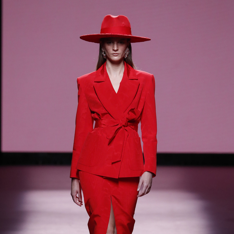 طرق تنسيق التنورة الحمراء لإطلالة أنيقة في خريف وشتاء 2022-2023