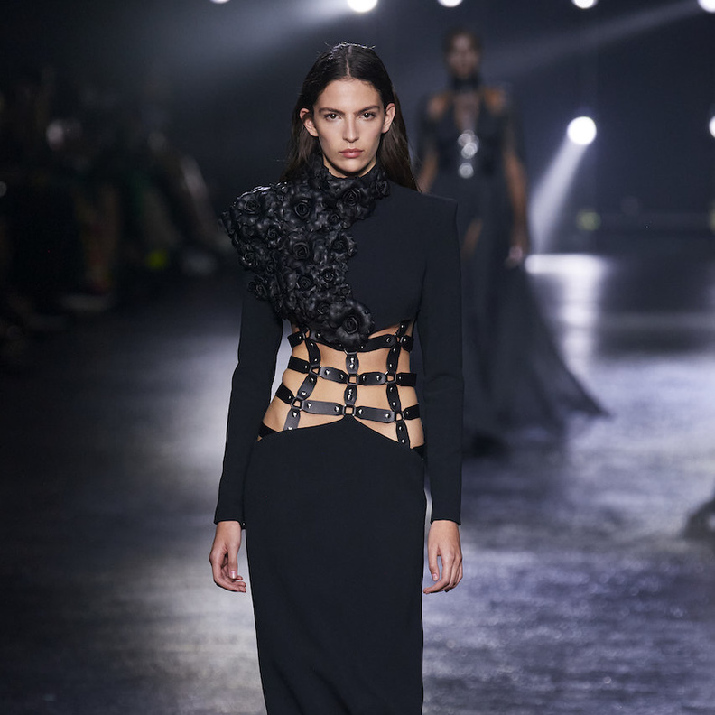 هل تجرئين على اعتماد هذه الفساتين السوداء الغريبة من مجموعات خريف 2023