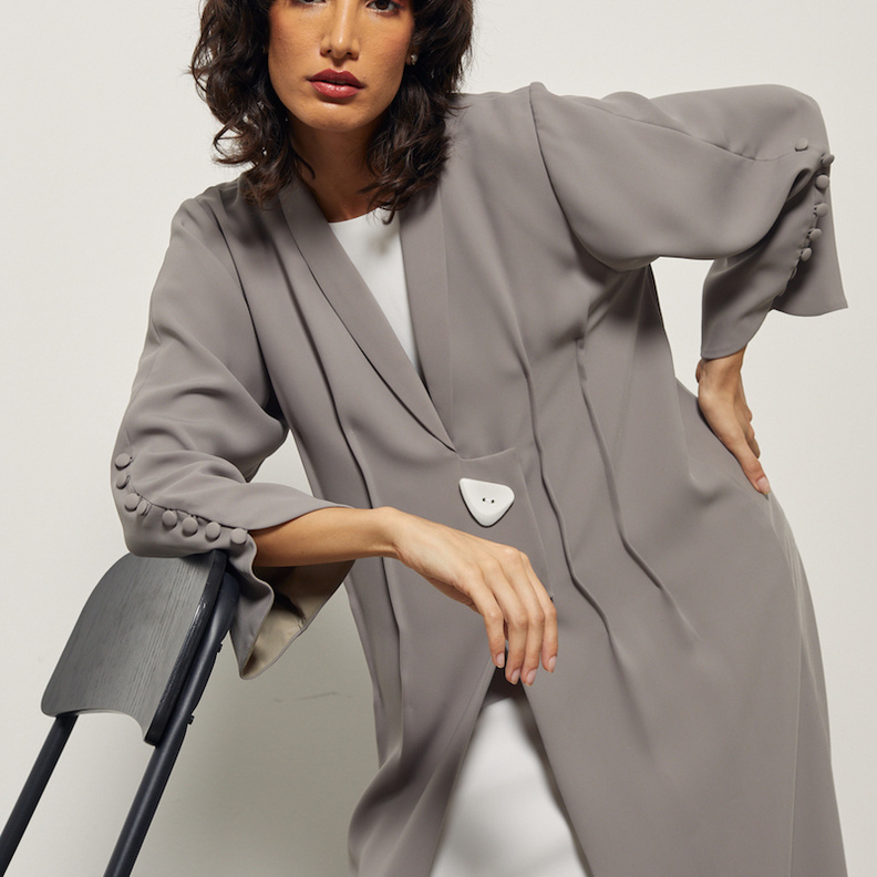 أناقة عصريّة وشبابية بعباية باللون الرمادي من تصميم عبايات WA Dubai