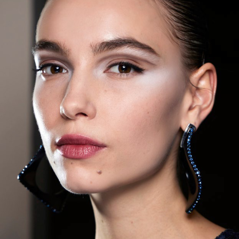 صيحات جمالية ملهمة من خشبات العرض للتألق في موسم خريف 2022