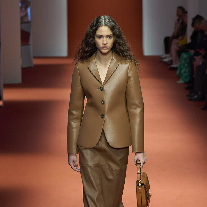 تنانير باللون البني للصبايا المحجبات لإطلالة مميزة في خريف 2022