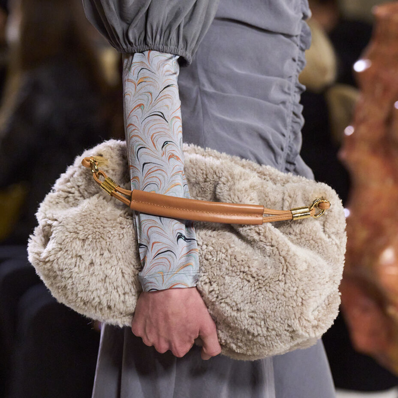 أجمل موديلات حقائب الفرو الإختيار الأساسي في شتاء 2023