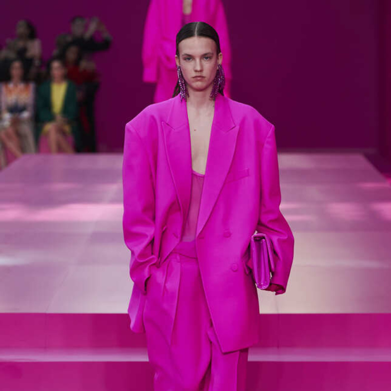 بدلة لافتة واسعة التصميم باللّون الوردي الرائع من Valentino