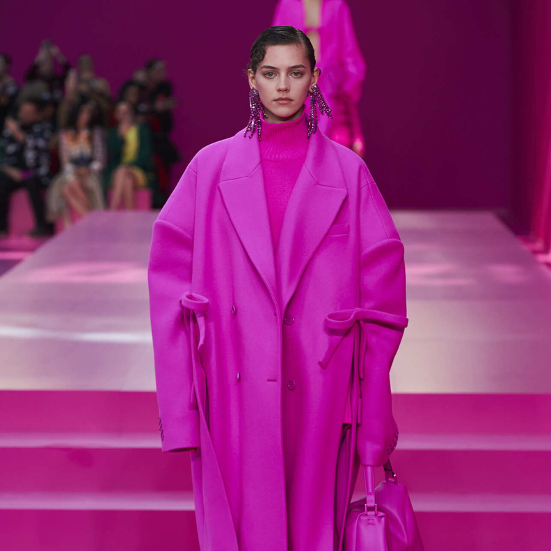 ألوان معاطف جريئة لجعل أناقتك محط أنظار الجميع في شتاء 2023