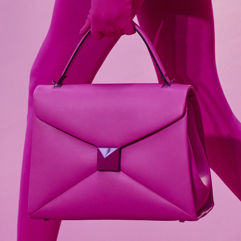 أجمل موديلات حقائب باللون الوردي لشهر التوعية بسرطان الثدي 