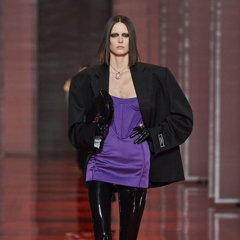 15 اطلالة من عروض خريف 2023 تهمك أجمل تنسيقات باللون البنفسجي 