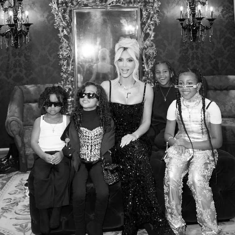 كيم كارداشيان مع أبنائها