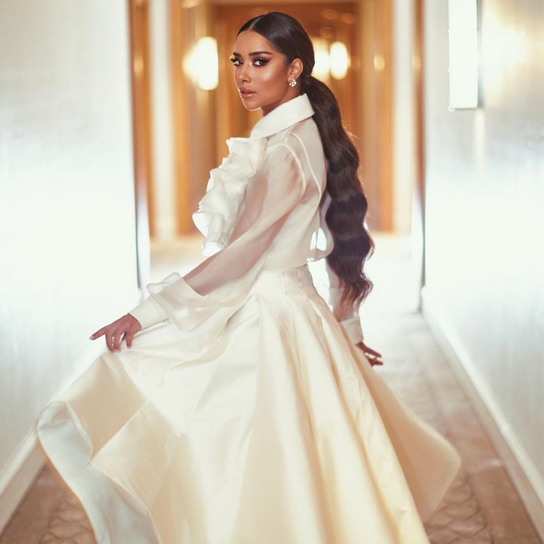 بلقيس بإطلالة بيضاء ناعمة