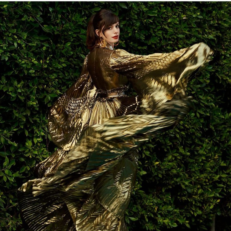 آن هاثاواي تستعرض إحدى إطلالاتها