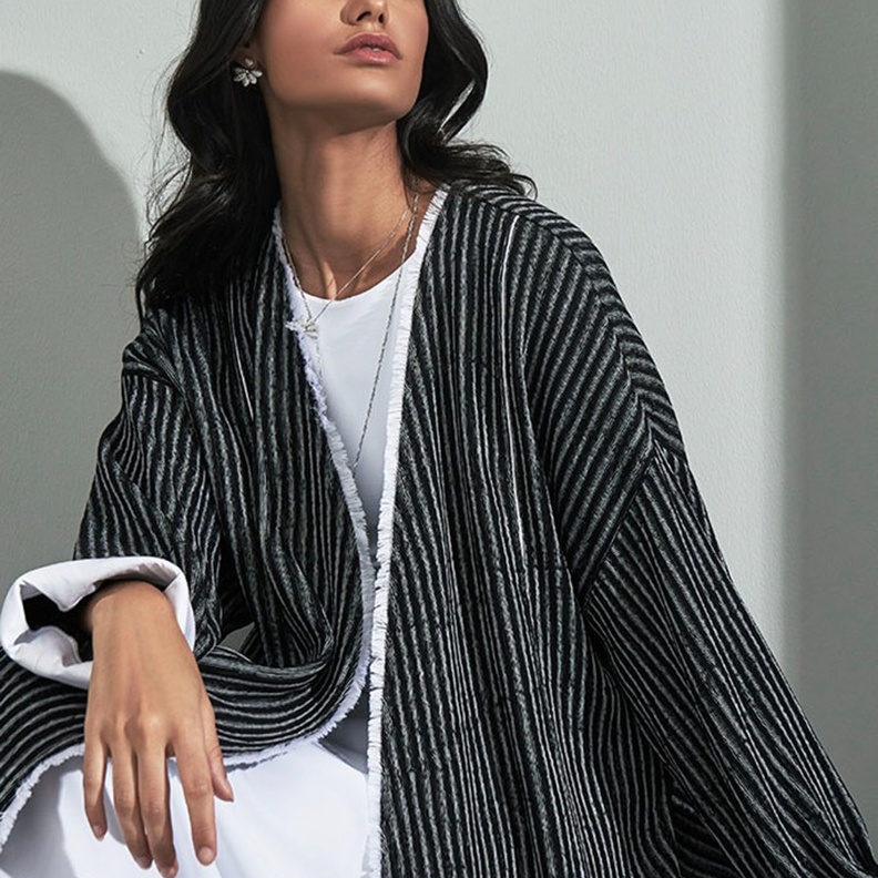 الخطوط الرفيعة بعباية شبابية باللونين الأبيض والأسود من Blanc 8.3