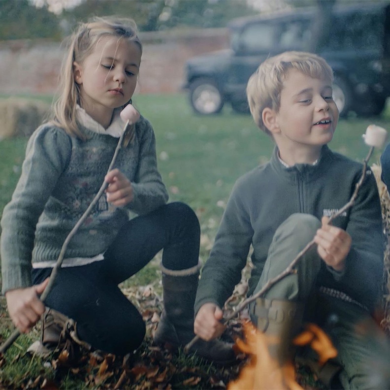 أطفال أمير وأميرة ويلز يتنزهون بالدراجات الهوائية في وندسور