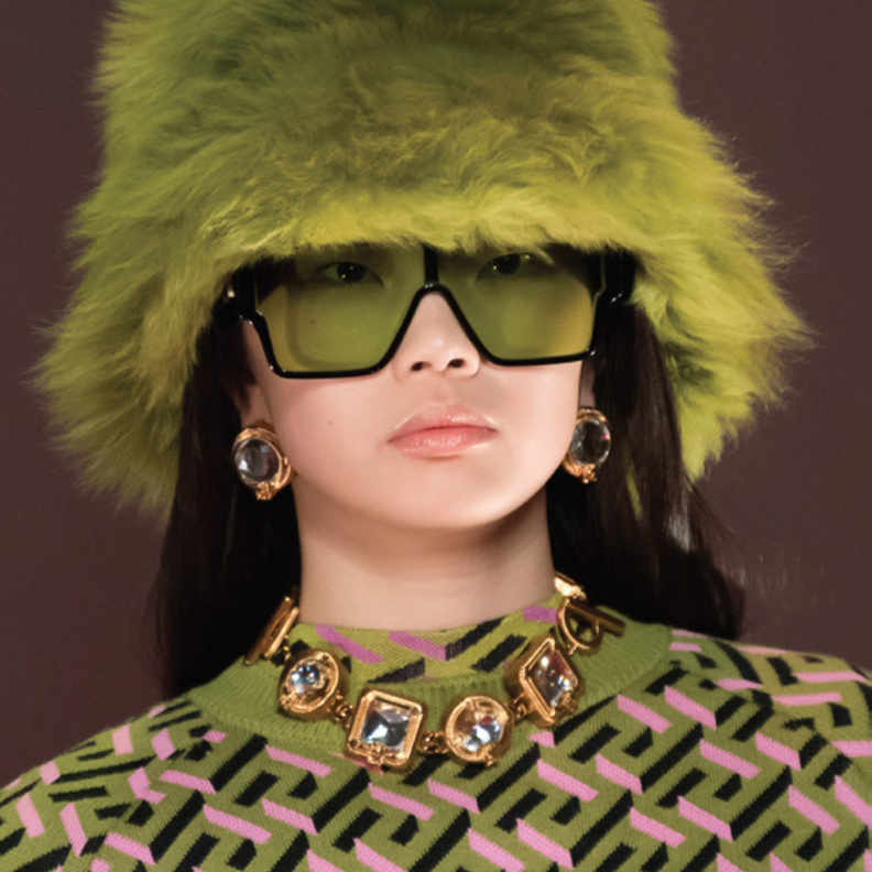 استعدّي لأبرز صيحات قبعات وحقائب الفرو من عروض أزياء خريف وشتاء 2022