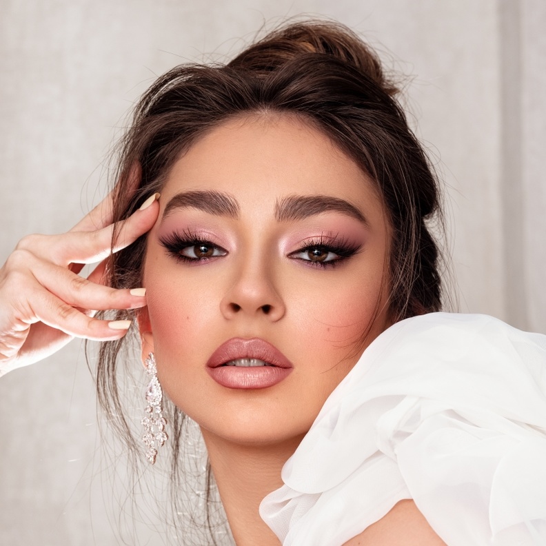  خبير التجميل خالد نايفه ل"هي": البرونزي اتجاه العرائس في كل الفصول