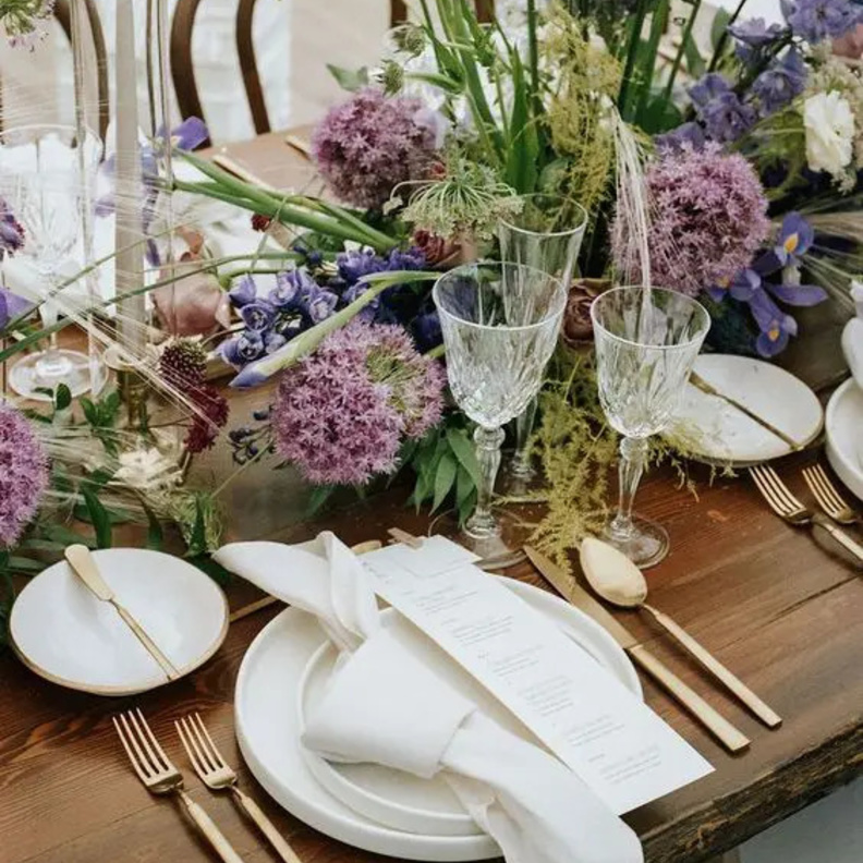 أفكار رائعة لديكور حفلات الزفاف بزهور الأليوم