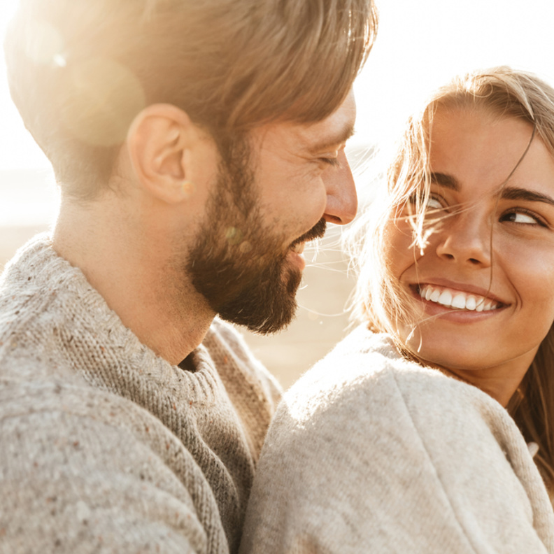 تصرفات يفعلها خطيبك تكشف مدى حبه لك