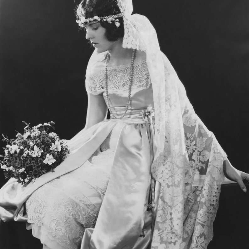  من البدلة العسكرية إلى العباءة  فالكاب... هكذا تطورّت فساتين الزفاف عبر الزمن