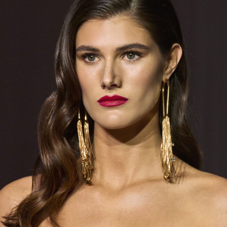 5 ألوان أحمر شفاه تتناسب مع ظلال العيون النيود... إليك حيل تطبيقها