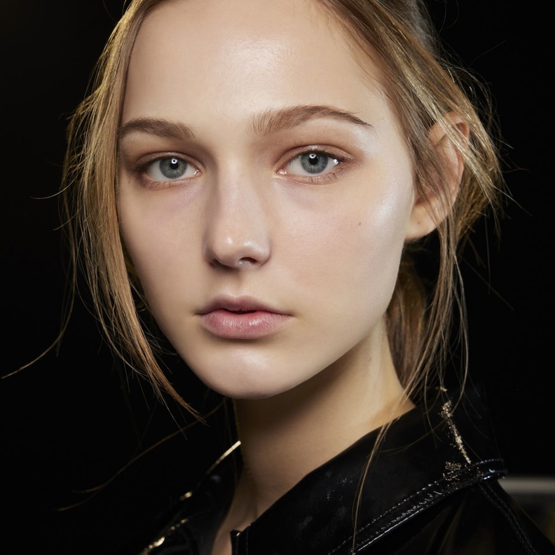 خطوات طبيعية منزلية للعناية بالبشرة للحصول على إطلالة مشرقة