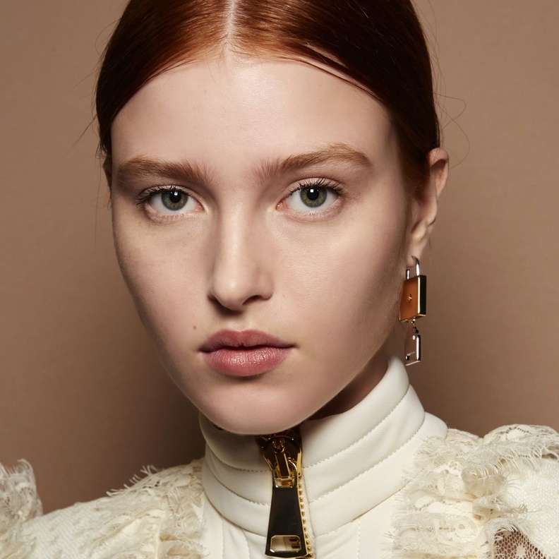 فوائد الزيوت الطبيعية للبشرة والطريقة الصحيحة لاستخدامها