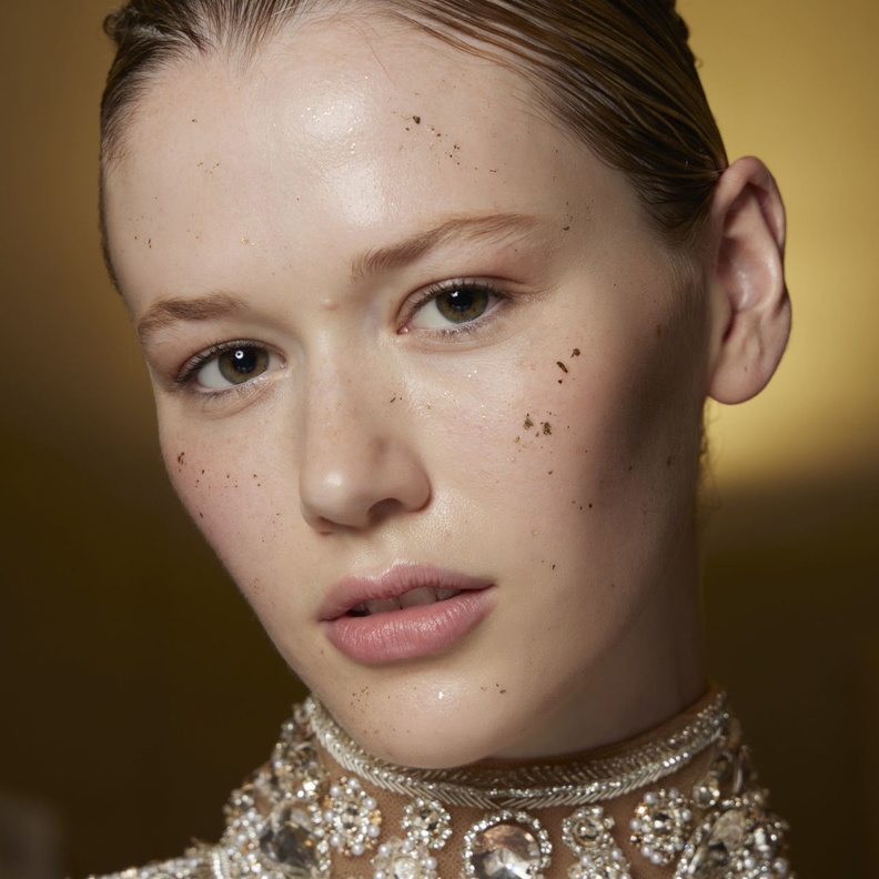 علاجات طبيعية للتخلص من الكلف والبقع الداكنة على البشرة