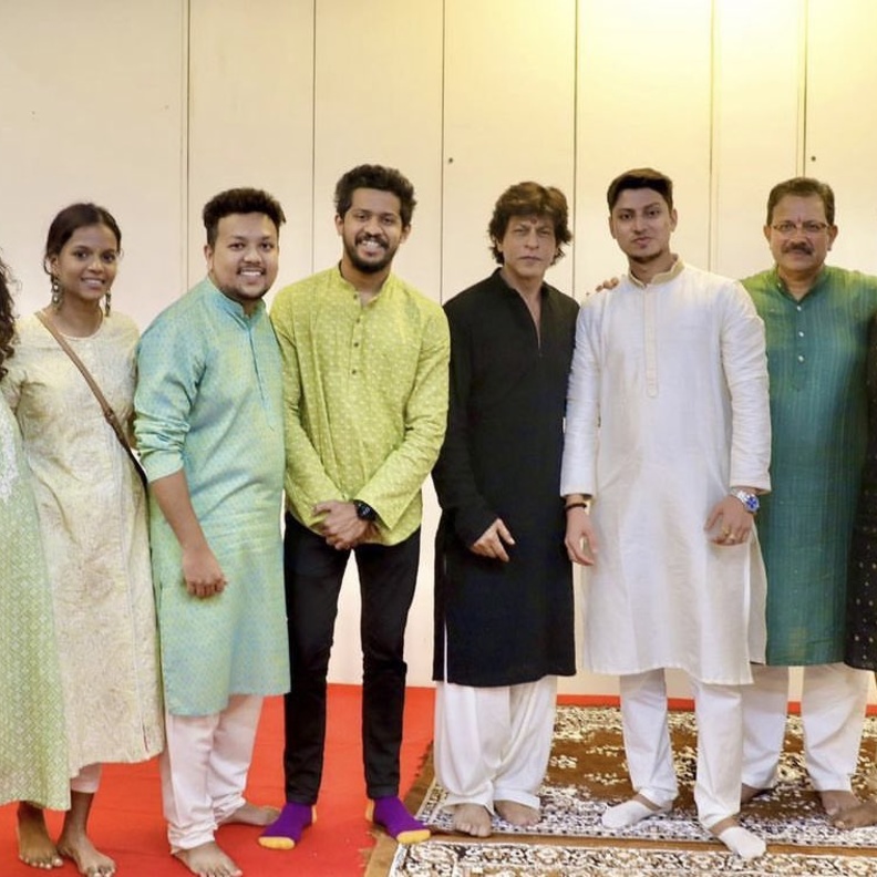 شاروخان يحتفل بعيد ديوالي في مقر شركته للإنتاج السينمائي