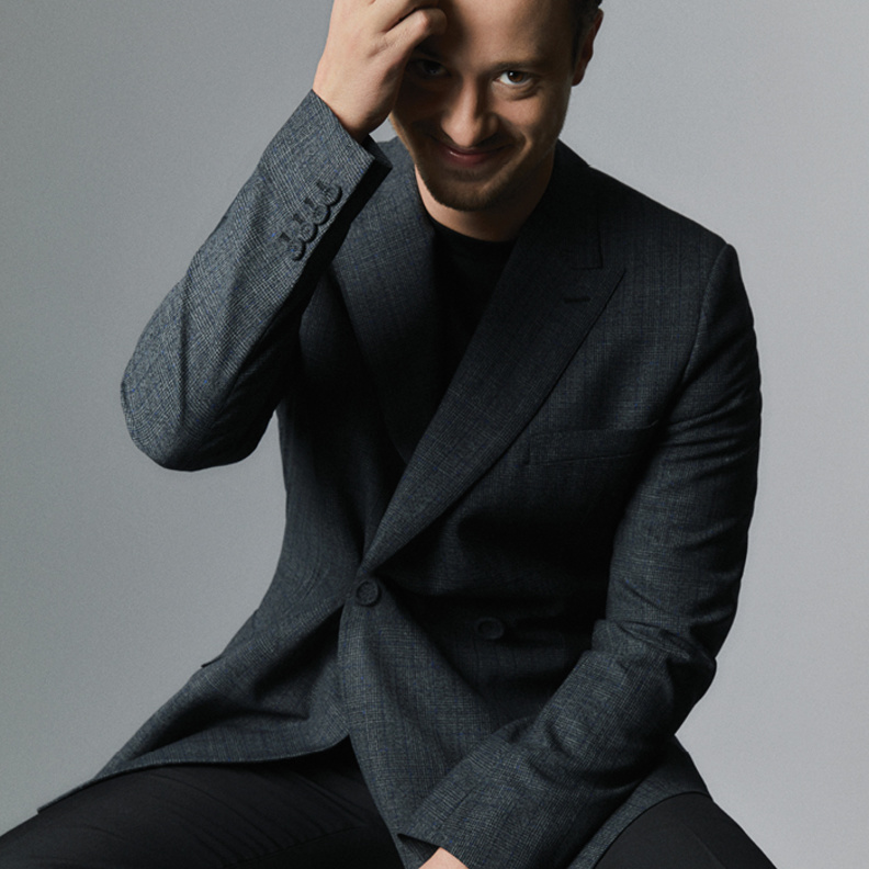 الممثل البريطاني جوزيف كوين سفير عالمي لـ GRIS DIOR لعطر LA COLLECTION PRIVÉE CHRISTIAN DIOR