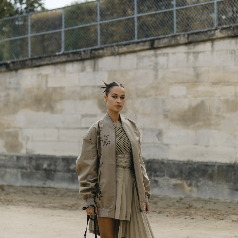 أفكار جديدة لتنسيق التنورة البليسيه في الاطلالات الخريفية 