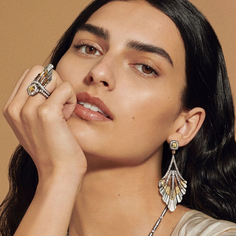 أناقتك في سهرة الخريف بأجمل أقراط شاندلير فاخرة