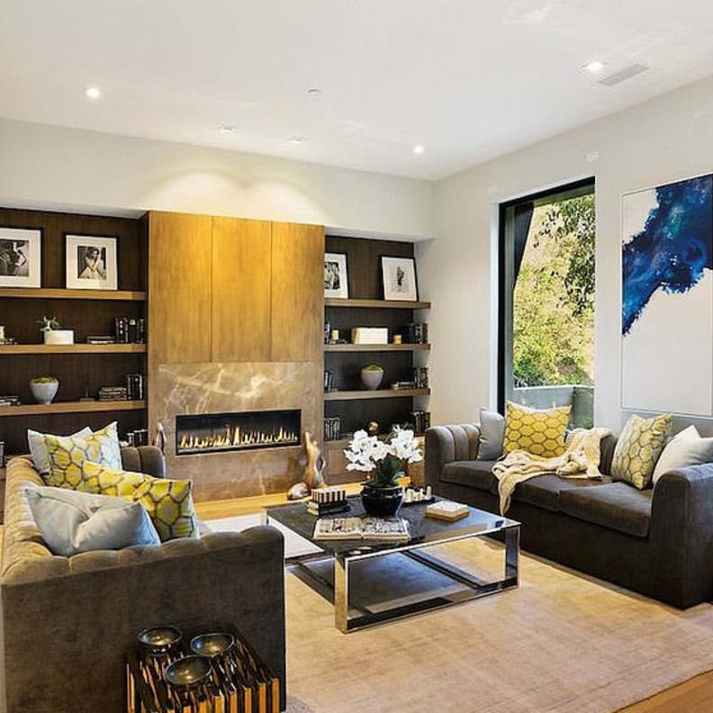 إحدى غرف الجلوس بالمنزل المزينة بأعمال فنية ملونة ومناظر خلابة