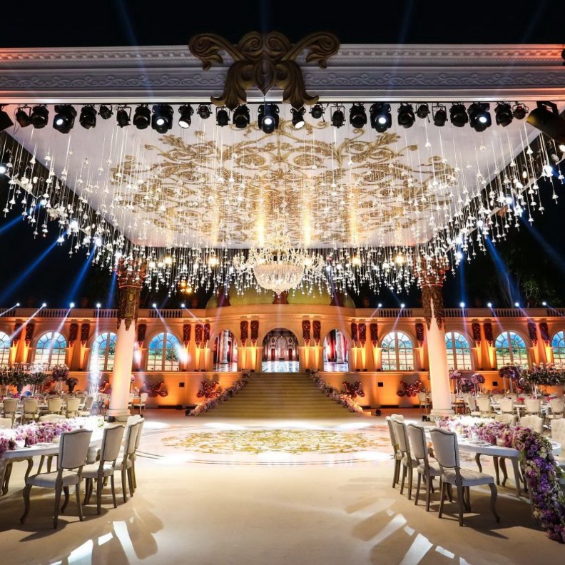 إضاءة مميزة من حفل زفاف صممه فادي فتوح